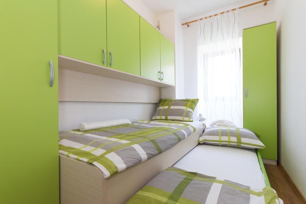 Holiday Home Mery By El-Pi Tours Malinska Buitenkant foto