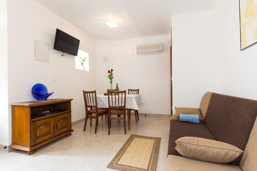 Holiday Home Mery By El-Pi Tours Malinska Buitenkant foto