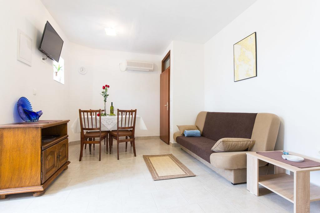 Holiday Home Mery By El-Pi Tours Malinska Buitenkant foto